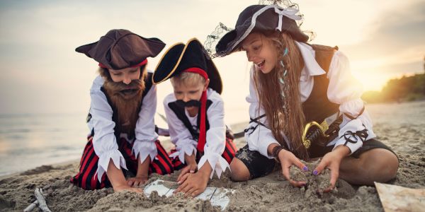 3 kids playing pirates